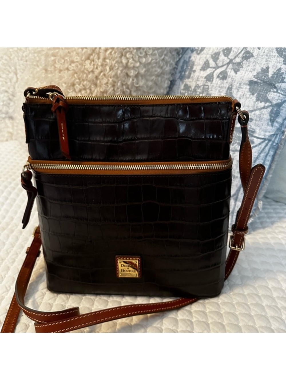 Dooney & Bourke Olive Croc-Embossed Crossbody Bag with Tan Trim Euc - Picture 4 of 10